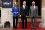 　１９日、英国とＥＵの首脳会合に臨む（左から）フォンデアライエン欧州委員長、スターマー英首相、コスタＥＵ大統領＝ロンドン（ＡＰ＝共同）