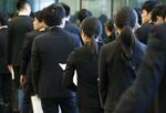 　採用面接を受けるため、受付に並ぶ学生ら＝２０１８年、東京都内