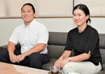 第二の相撲人生について語る間垣親方（左）とおかみさんの杏子さん＝鳥取市富安２丁目の新日本海新聞社