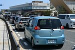 有料駐車場に入ろうとする車列＝３日、鳥取市福部町湯山