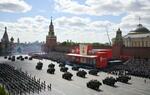　９日、モスクワの「赤の広場」で行われた対ドイツ戦勝８０年を祝う軍事パレード（ロシア通信提供・ロイター＝共同）