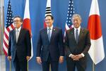 　会談前に写真に納まる（右から）岩屋外相、ルビオ米国務長官、韓国の趙兌烈外相＝３日、ブリュッセル（共同）