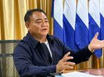 　取材に応じる少数民族武装勢力「国境警備隊」のソーチットトゥ氏＝１７日、ミャンマー・ミャワディ（共同）