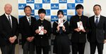 奨学金の目録を手にする生徒ら