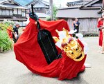 おはやしに合わせて勇壮な舞を披露する保存会のメンバーたち＝１９日、新温泉町千谷