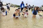 　海開き行事に参加した親子ら＝３１日午前、鹿児島県奄美市