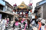 勇壮なかけ声とともに街中を練り歩く屋台＝１４日、鳥取市鹿野町鹿野