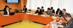 実証実験の概要について確認する協議会のメンバー＝１６日、米子市役所