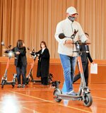 実証実験で電動キックボードに試乗する参加者＝昨年１１月、八頭町見槻中の隼ラボ