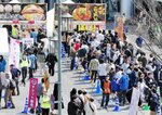 お目当ての一杯を求め行列をつくる来場者＝１６日、米子市末広町の米子コンベンションセンター特設会場