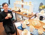 「面取り」の新作のカップを手にする山本さん