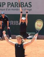 　女子ダブルス２回戦で逆転勝利し、喜ぶ穂積絵莉（奥）、ウリケ・アイケリ組＝パリ（共同）