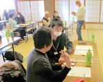 受講者にスマホ操作を解説する学生ら（四天王寺大提供）