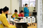 万葉衣装で短歌を発表する高校生＝４日、鳥取市のとりぎん文化会館