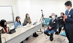 町外出身者の目線で、香美町の移住定住促進策などを提言する学生（左列）＝４日、香美町役場