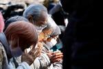 　東京・上野公園で行われた東京大空襲の追悼式典で手を合わせる人たち＝９日
