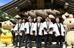 大阪・関西万博の成功などを祈願して参拝した各府県知事＝２５日、鳥取市白兎の白兎神社