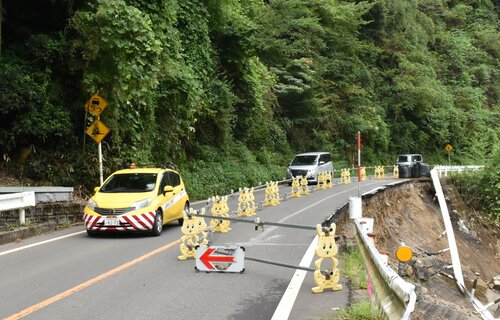 約２週間ぶりに片側通行が可能になった国道４８２号を走行する車両＝１日、鳥取市佐治町森坪