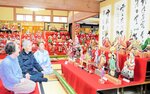 素朴な押し絵びななどが並ぶ会場＝２月２９日、琴浦町出上の岸本さん宅