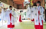 「浦安の舞」を奉納する女児たち