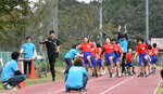 桐生選手（左から３人目）に足を上げる方法を学ぶ児童ら＝１５日、鳥取市松上の明治小