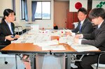 相談しながらオリジナルのスクラップ新聞作りに取り組む新入職員ら
