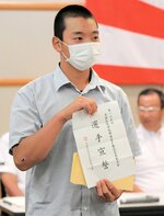 選手宣誓を引き当てた米子松蔭の黒川碧唯主将＝倉吉未来中心