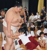 　かつて部屋の宿舎だった幼稚園を訪問し、園児と交流する大関琴桜＝１日、愛知県一宮市