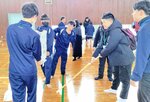 竹刀で新聞紙切りにチャレンジする和安中の生徒