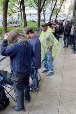 　ニューヨーク州地裁前で記者席を求める人々の列＝５月３０日、米ニューヨーク（共同）