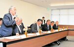 閉店の経緯などを説明し、陳謝する一畑百貨店の川内社長（左）＝１９日、松江市役所