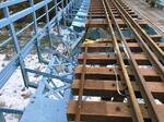 　能登半島地震による落石で損傷した黒部峡谷鉄道の鐘釣橋＝１月（同社提供）