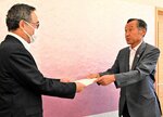 和牛子牛生産の維持、振興に向けた要請書を提出する栗原会長（右）＝２８日、鳥取市役所