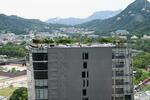 　北朝鮮の大型風船が落下した、ソウルの日本大使館が入るビル屋上＝３０日（共同）
