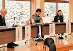 読書の魅力を語る角田さん（右）や奈良さん（中央）