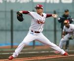 　先発し、３回無失点と好投した楽天・辛島＝倉敷