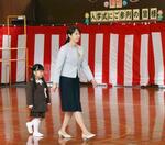 　石川県珠洲市の市立正院小で行われた入学式で、教員とともに入場する新入生の岩坂彩幸さん＝７日午前