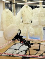 廃エアバッグを活用したアパレル商品が展示された鳥取県のブース（鳥取県提供）
