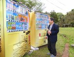 道の駅広瀬・富田城に設置された「しゃべる観光支援自販機」＝２４日、安来市広瀬町