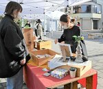 立ち寄った市民らは各店のこだわりの品を買い求める＝米子市道笑町１丁目の元町パティオ広場