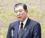 太平洋戦争末期に激戦地となった硫黄島で営まれた日米合同慰霊式で、追悼の言葉を述べる石破首相＝２９日午前、東京都小笠原村（代表撮影）