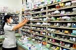調剤の業務をする薬剤師。業務量の増大により、薬剤師不足は深刻化している＝鳥取市内の調剤薬局
