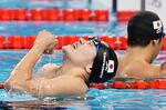 　男子４００メートル個人メドレー決勝　銀メダルを獲得し喜ぶ松下知之。右は７位となった瀬戸大也＝パリ郊外（共同）