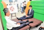 足を伸ばしてくつろぐことができるセミコンパートメントの試作品＝３０日、米子市弥生町のＪＲ山陰支社