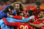 　勝利を喜ぶスペインの選手たち＝２３日、バレンシア（ＡＰ＝共同）