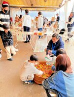 さまざまなブースを楽しむ参加者