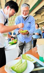 甘さの乗ったタカミメロンを味わう関係者＝２０日、大山町赤坂のＪＡ鳥取西部大山予冷センター中山集荷所