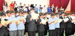 童謡「さくらさくら」などを歌う合唱団（奥一列）と生徒たち＝２８日、豊岡市戸牧の近大付属豊岡中