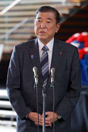 　記者団の取材に応じる石破首相＝２０日午前、首相官邸