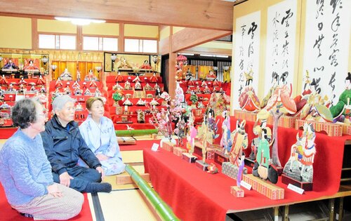 素朴な押し絵びななどが並ぶ会場＝２月２９日、琴浦町出上の岸本さん宅